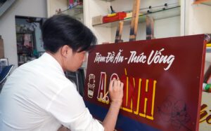 Người vẽ bảng hiệu phong cách Sài Gòn xưa - phong cách RETRO Bang hieu 12 4937 1659548771