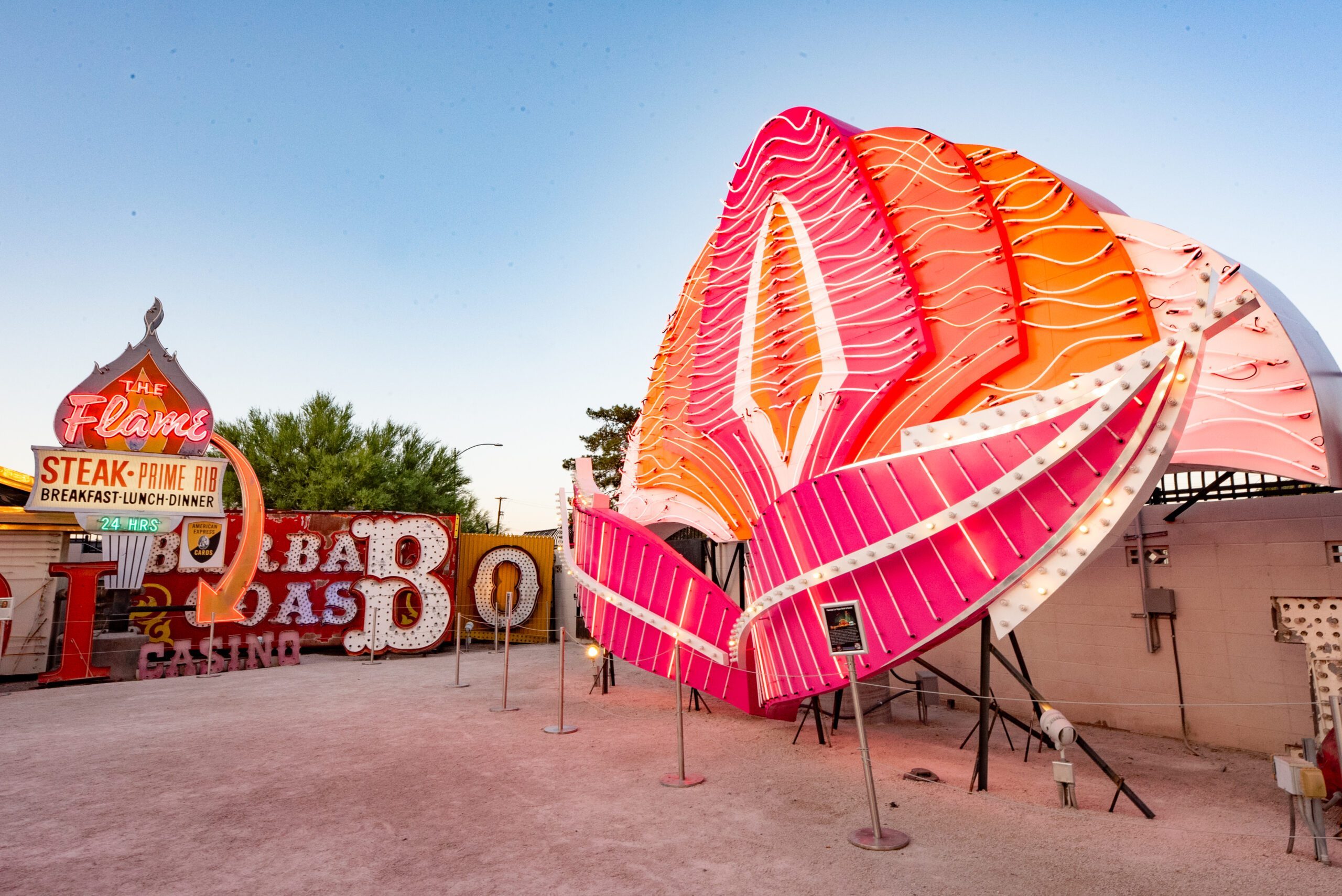 Bảo tàng neon ở Las Vegas thắp sáng ba biển hiệu sòng bạc Flamingo flamingo 5 scaled 1