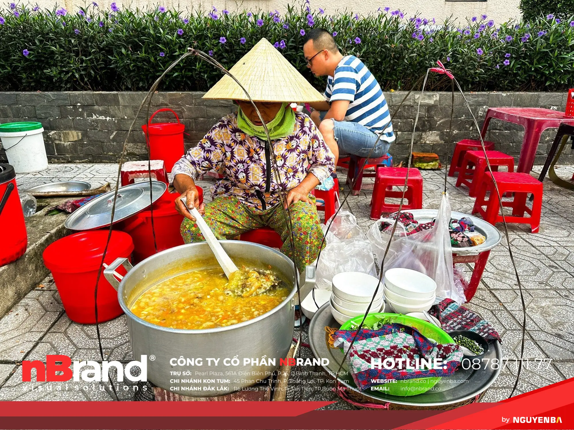Gánh cháo bò vỉa hè Đông Hà, nắng bán mưa nghỉ nhưng tồn tại những 20 năm - Ảnh 1.