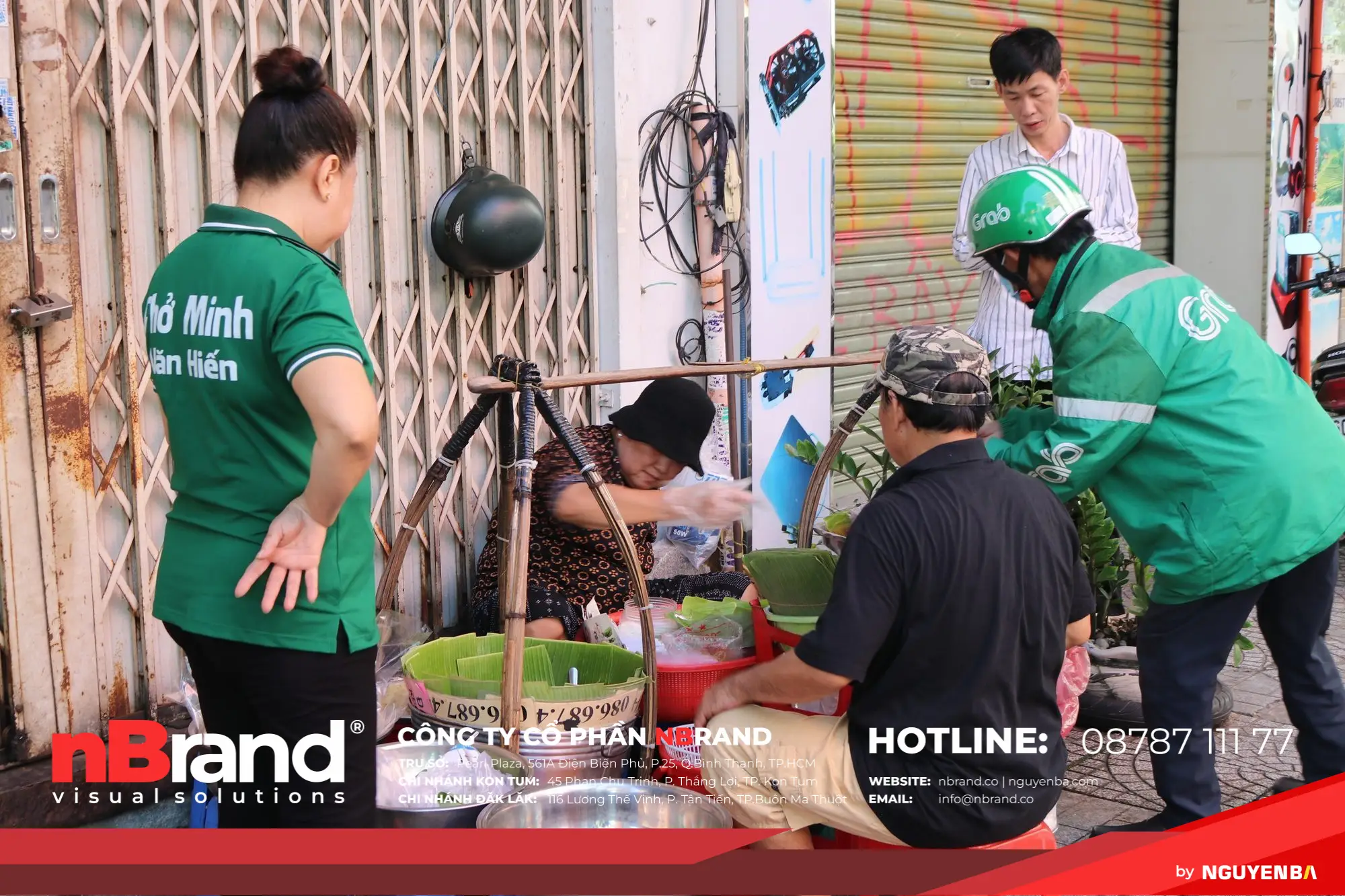 Gánh xôi 10.000 đồng gần nửa thế kỷ ở TP.HCM: "Khách đông vì hương vị quen thuộc" - Ảnh 4. Gánh xôi 10.000 đồng gần nửa thế kỷ ở TP.HCM: "Khách đông vì hương vị quen thuộc" - Ảnh 4.