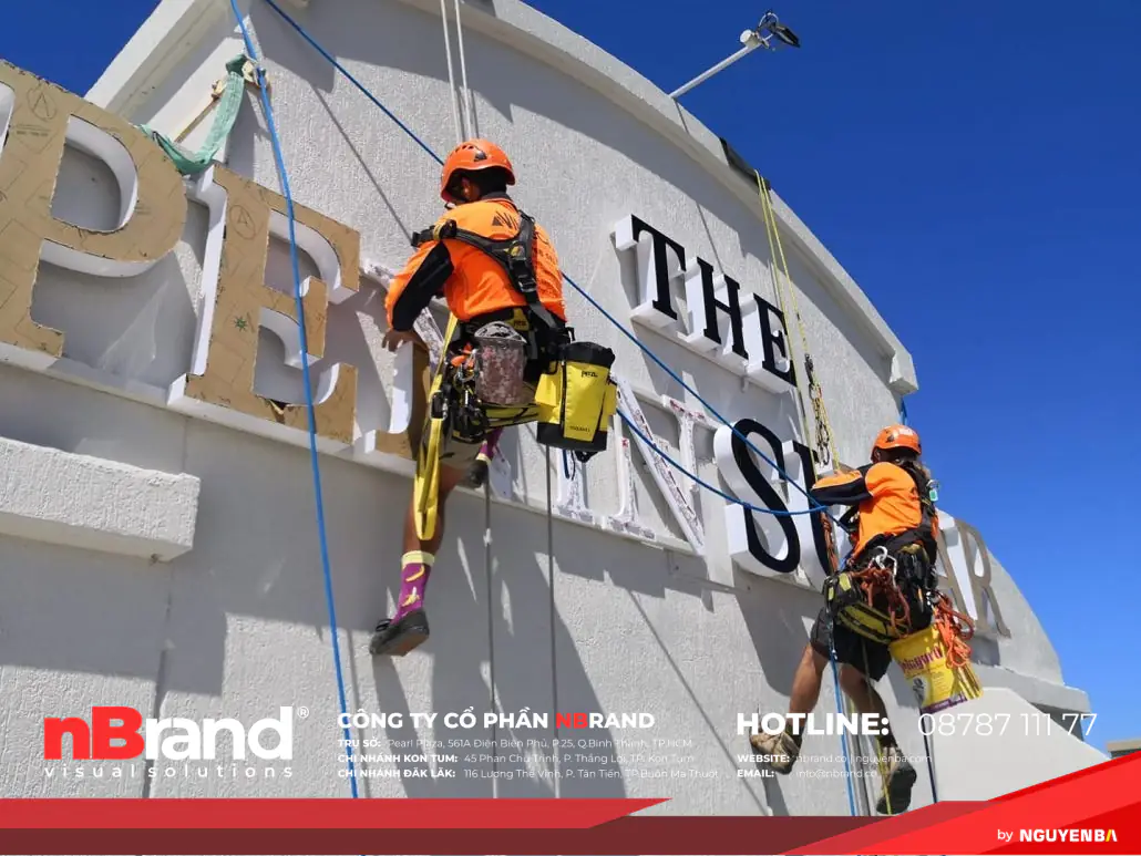 Tuyển thợ thi công Quảng cáo tại nBrand – Lương cao, đồng đội cực chất! 14 Thợ thi công đang lắp đặt chữ nổi có đèn cho khách sạn, resort