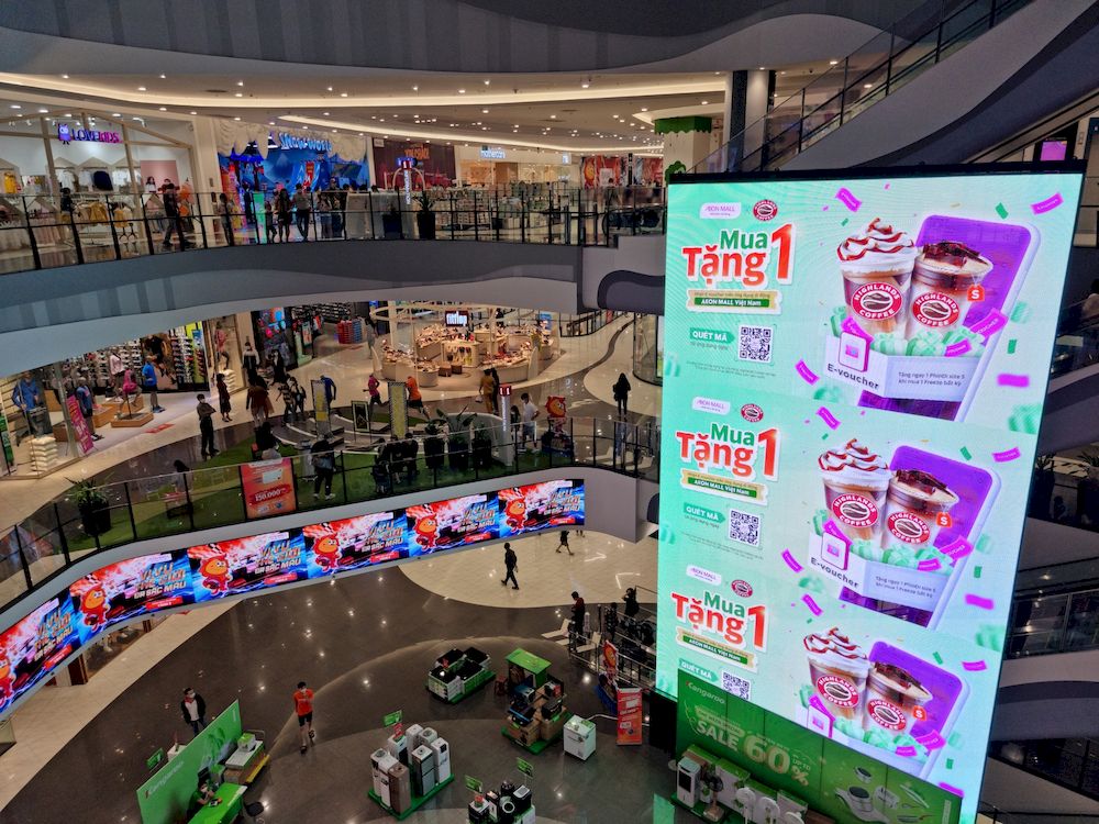 Quảng cáo cho siêu thị và trung tâm thương mại Unique OOH man hinh LED LCD quang cao tai trung tam thuong mai Aeon Mall Ha Dong 1