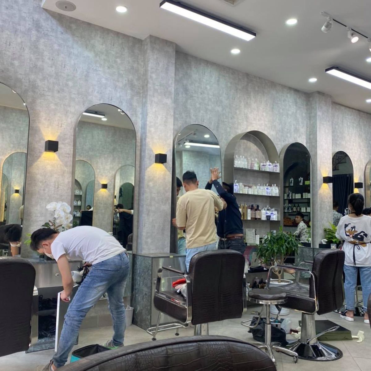 Trọn gói bảng hiệu và cải tạo nội thất tiệm salon tóc tại Kon Tum don vi thi cong salon toc uy tin tphcm