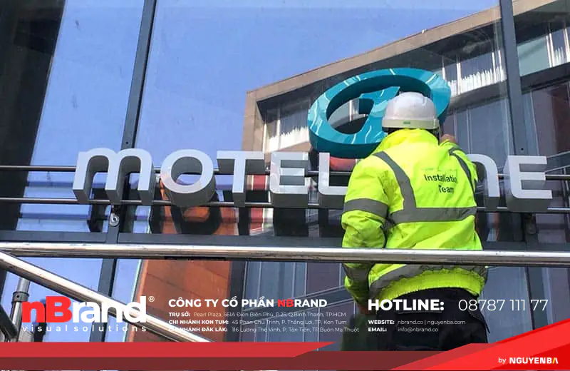Tuyển thợ học việc gia công sản xuất quảng cáo bảng hiệu tại Kon Tum – vào làm ngay, không cần kinh nghiệm! 13 Thợ thi công đang lắp đặt chữ nổi inox