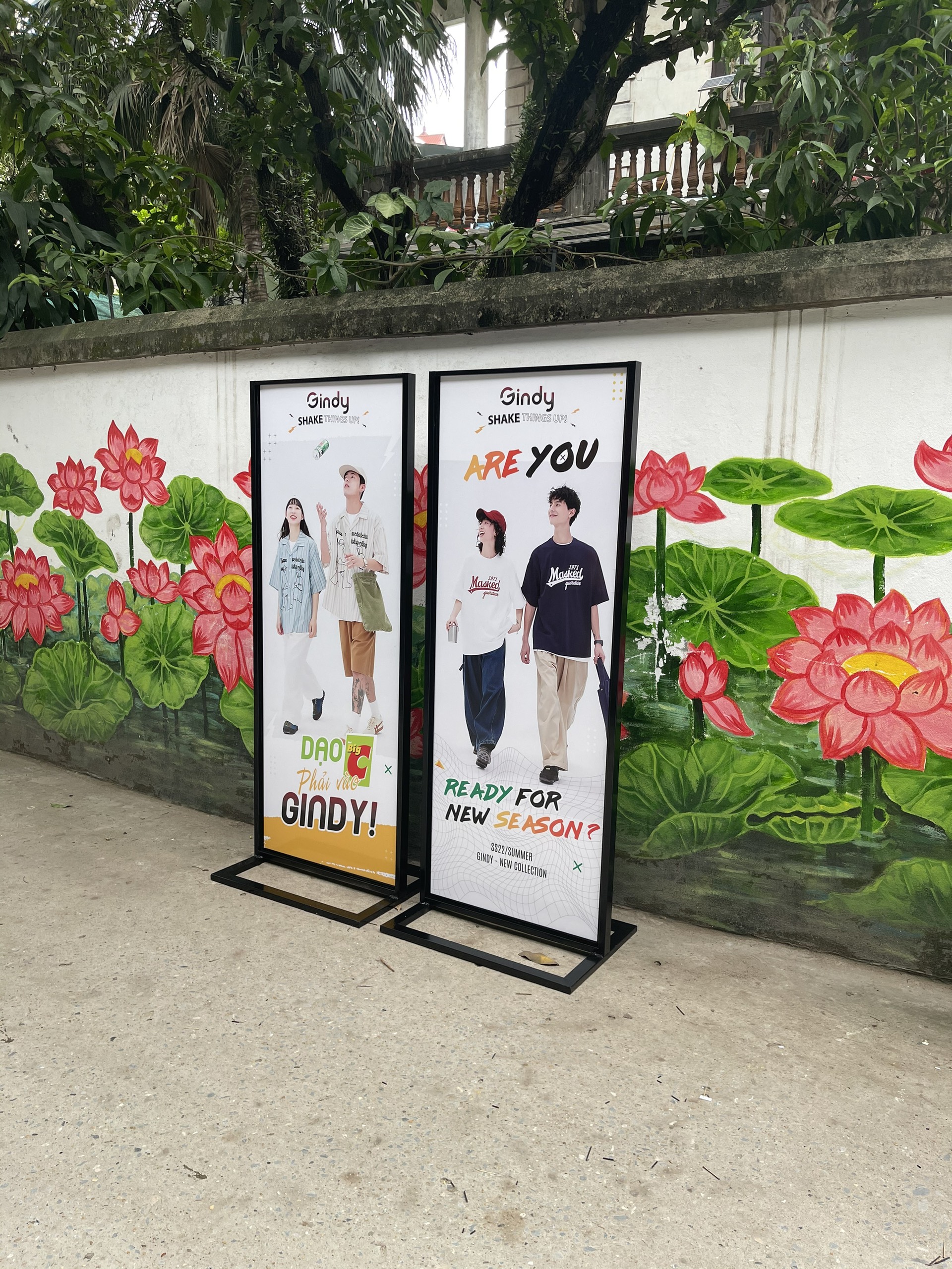 Standee chân sắt z3942292570320 c0bea21c245baeaf82c875936f7e4916