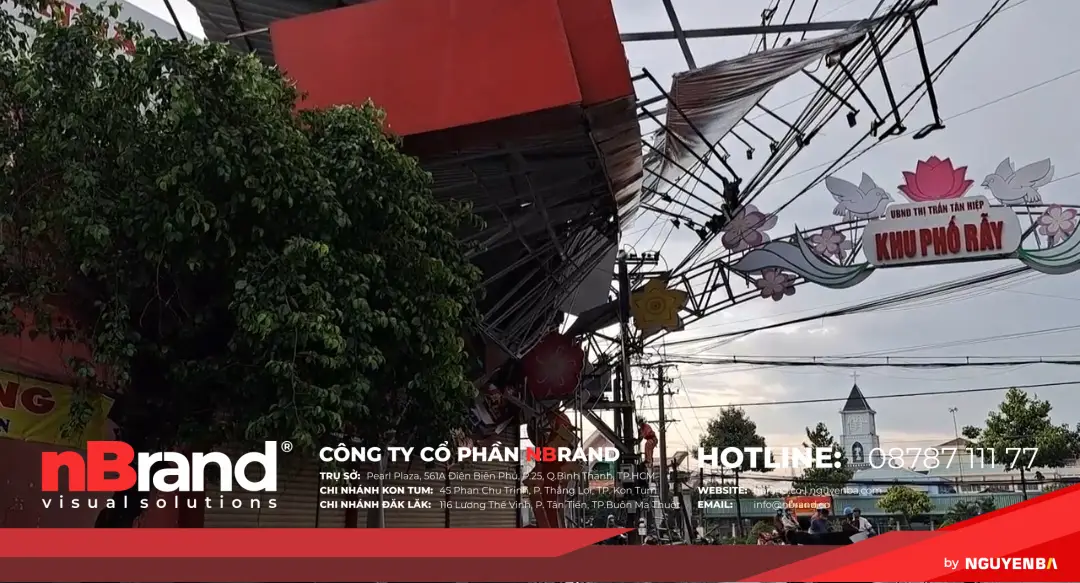 Tiền Giang: Bảng quảng cáo ngã đè đường điện trung thế, cả ngàn hộ dân mất điện - Ảnh 1. Tiền Giang: Bảng quảng cáo ngã đè đường điện trung thế, cả ngàn hộ dân mất điện - Ảnh 1.