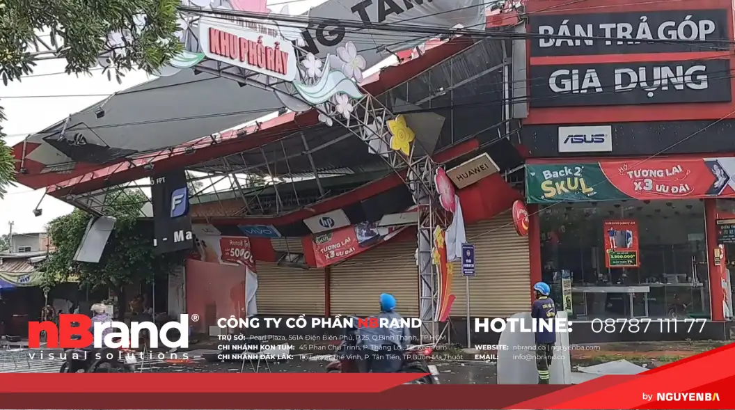 Tiền Giang: Bảng quảng cáo ngã đè đường điện trung thế, cả ngàn hộ dân mất điện - Ảnh 3. Tiền Giang: Bảng quảng cáo ngã đè đường điện trung thế, cả ngàn hộ dân mất điện - Ảnh 3.
