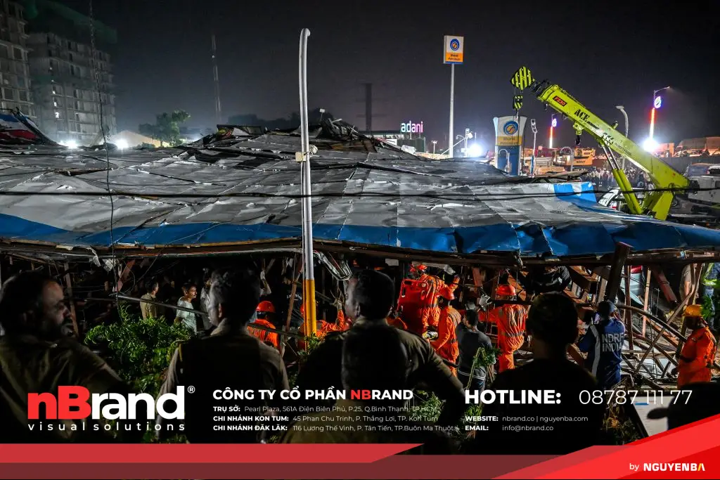 Bảng quảng cáo sập đè trạm xăng, nhiều người thương vong ở Ấn Độ- Ảnh 1. Các thành viên Lực lượng Ứng phó Thiên tai Quốc gia tìm kiếm người sống sót ở hiện trường sụp đổ bảng quảng cáo ở trạm xăng Mumbai tối 13.5