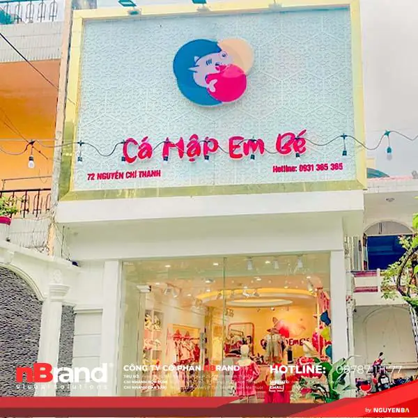 bang-hieu-shop-quan-ao-thoi-trang-tre-em-1-600x600-1 Bảng Hiệu Shop Thời Trang Quần Áo Trẻ Em - 100 Mẫu Đẹp Nhất Năm