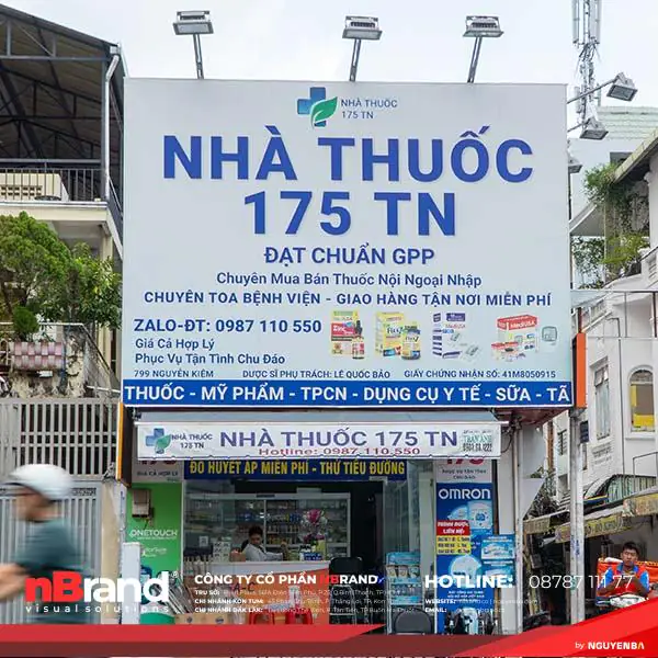 mau-bien-quang-cao-in-bat-dung-4-600x600-1 50+ Mẫu Biển Quảng Cáo in Bạt Đứng Nổi Bật