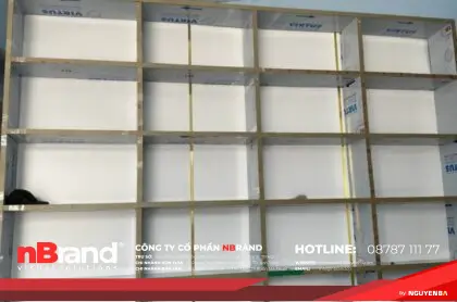 Sản xuất kệ tủ trưng bày sản phẩm bằng Alu – Tối ưu thẩm mỹ và chi phí 14 Sản xuất kệ tủ trưng bày sản phẩm bằng Alu – Tối ưu thẩm mỹ và chi phí mau ke alu trung bay san pham cao cap 3 420x278 1