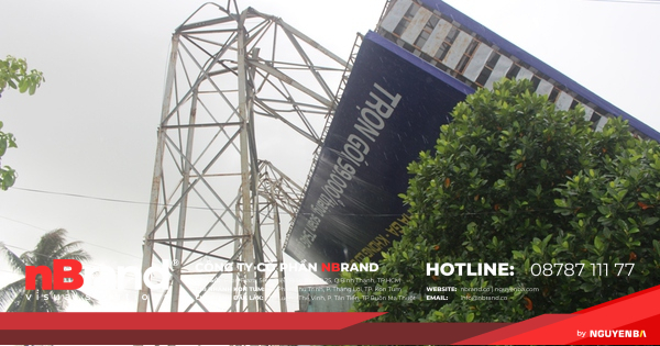 Bảng quảng cáo 'khủng' bị đổ sập do mưa lớn 20 Bảng quảng cáo 'khủng' bị đổ sập do mưa lớn sap1 vlaj