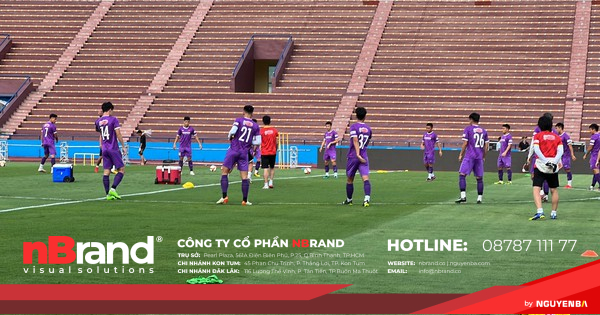 U.23 Việt Nam: Ông Park soi mặt cỏ, sân Việt Trì khoe dàn đèn LED 'xịn xò' u23vn tap viet tri ctv hong quan 0105 06 2874